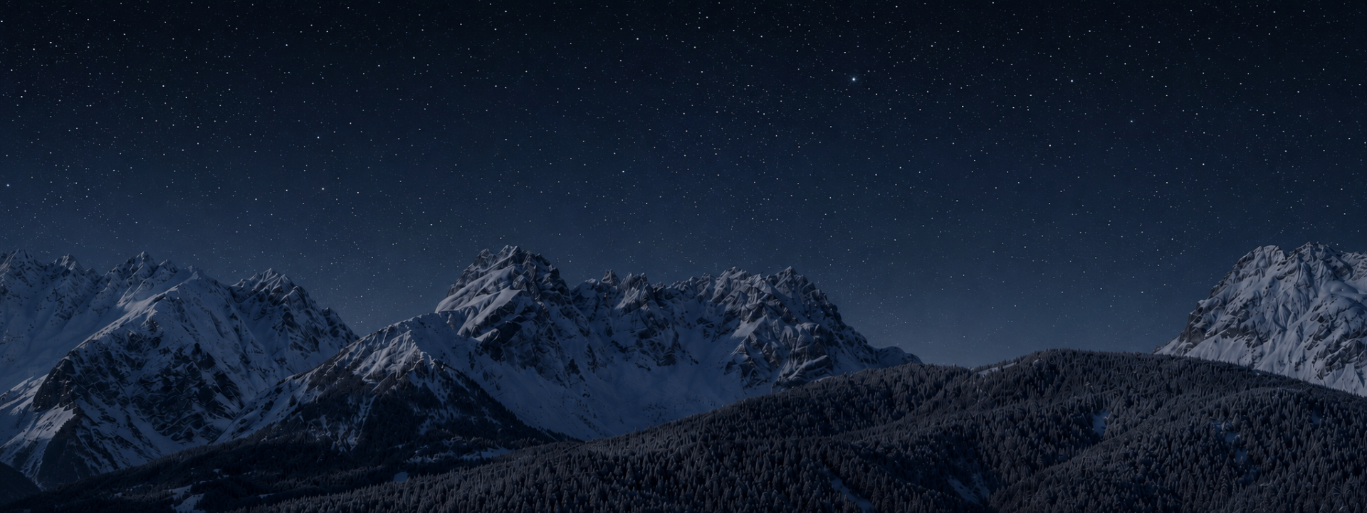 Panoramica notturna delle montagne innevate e del cielo stellato sopra Borgo Antico Sappada